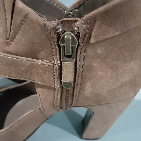 B Makovsky heels in a size 6 M - Picture 6 of 10